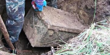 Во время раскопок археологи нашли покрытый грязью ящик. Лучше бы они его не открывали!