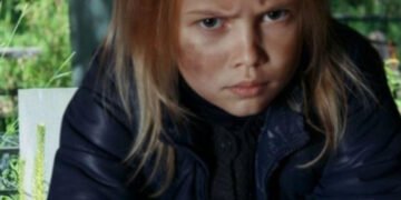 Беспризорница нашла телефон и хотела возвратить, но в трубке услышала знакомый мотив