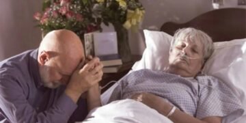 «Умирая, мать дала пароль от сейфа. Дочь ожидала получить миллионы, а увидела там всего одно фото…»: