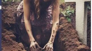 Уснула на могиле дочери. Очнулась, когда услышала её голос, обернулась — и потеряла дар речи