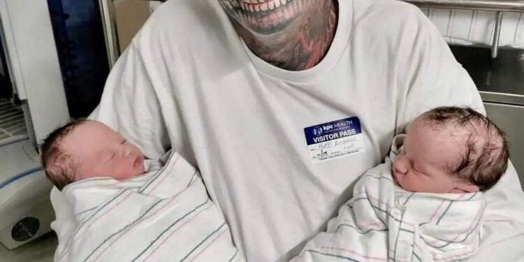 Папу с более чем 240 татуировками называли «монстром» и «ужасным отцом»…