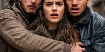 Она торопилась на маршрутку. На дороге её затормозили четыре парня и пихнули в свою машину.