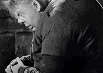 Чтобы не опозориться, деревенская девушка решила жить с горбатым Васькой. Когда тот попросил у неё кое-что, она оторопела