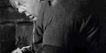 Чтобы не опозориться, деревенская девушка решила жить с горбатым Васькой. Когда тот попросил у неё кое-что, она оторопела