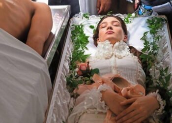 Богач на похоронах жены потребовал установить в гроб датчик движения. Когда датчик сработал, замерли