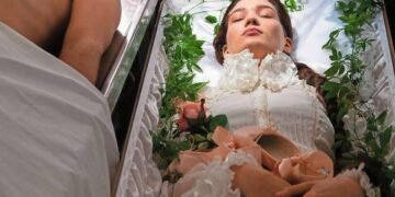 Богач на похоронах жены потребовал установить в гроб датчик движения. Когда датчик сработал, замерли