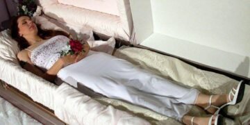 Жена пришла в себя в гробу на похоронах… А услышав разговор мужа и любовницы, притворилась мертвой…