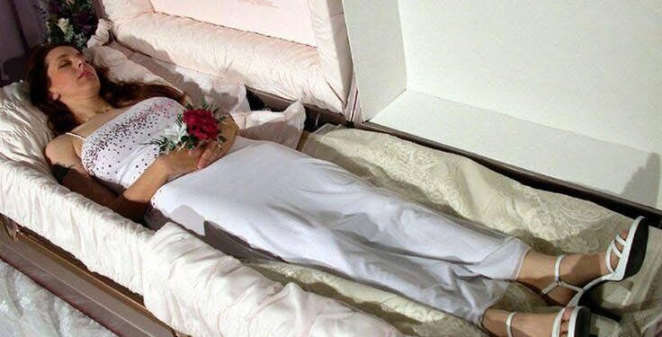 Жена пришла в себя в гробу на похоронах… А услышав разговор мужа и любовницы, притворилась мертвой…